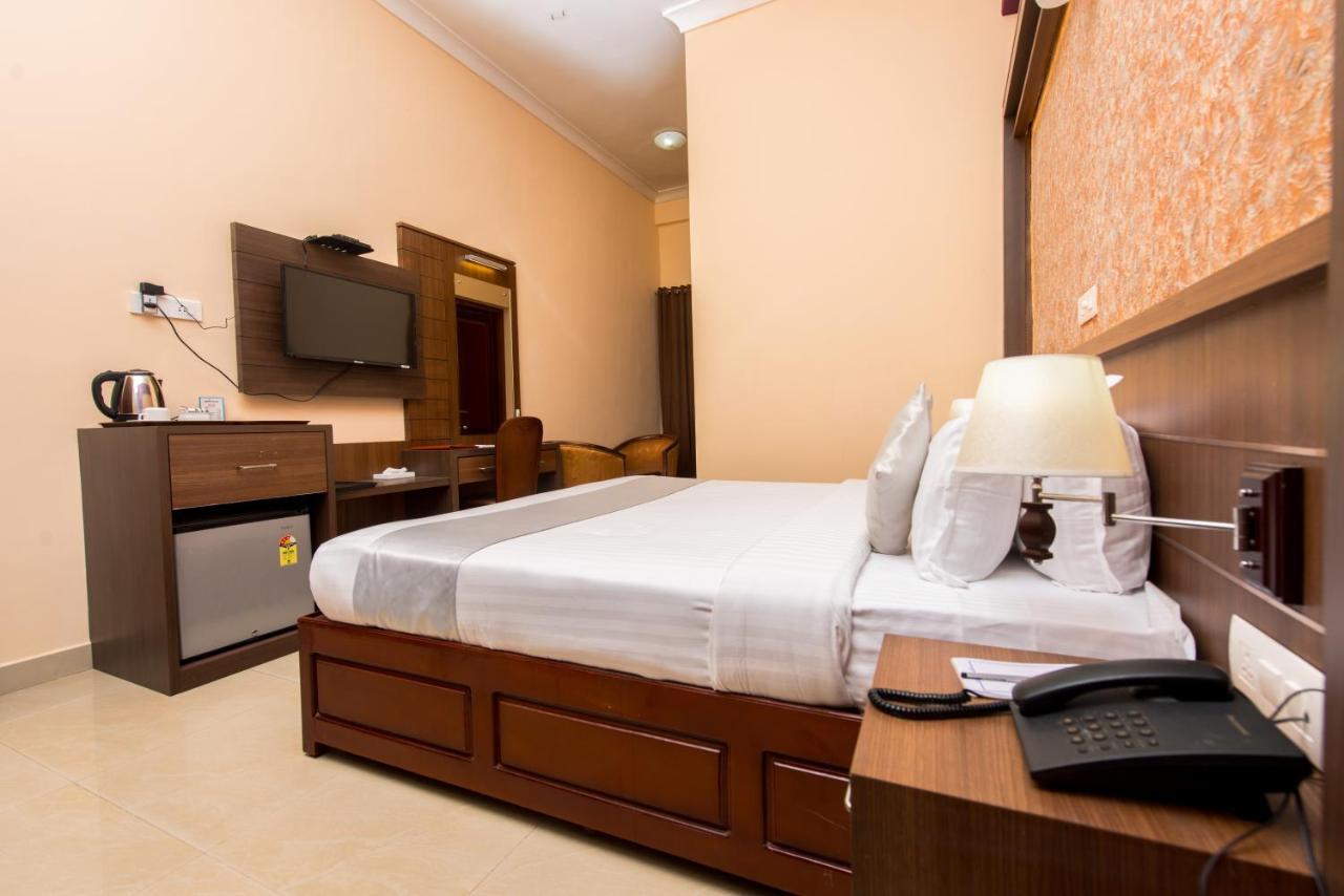 Kallada Golden Hotel Thrissur Exterior foto